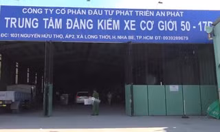 Công an khám xét trung tâm đăng kiểm cơ giới 50-17D huyện Nhà Bè, TPHCM. Ảnh: Công an cung cấp