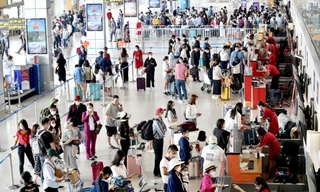 Tấp nập khách trở lại với hàng không sau 2 năm dịch COVID-19 hoành hành. Ảnh: Như Ý