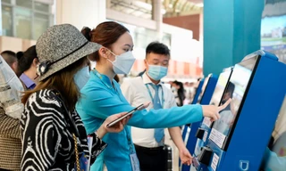 Giá vé máy bay tăng cao khiến nhiều gia đình từ bỏ kế hoạch du lịch nội địa. Ảnh minh họa: PT