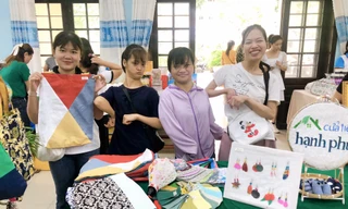 Các chị em ở Cửa tiệm hạnh phúc mang sản phẩm đến giới thiệu ở các chợ phiên, chợ đêm, các cuộc thi khởi nghiệp…