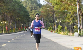 “Nữ hoàng chân đất” Phạm Thị Bình trên đường chạy Tiền Phong Marathon