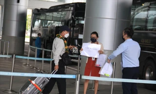 Những du khách quốc tế đầu tiên xuống sân bay Ðà Nẵng chiều 17/11. Ảnh: Thanh Trần