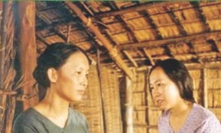 Chị Bé (bên phải) trong vai cô Hảo phim “Đời cát” 