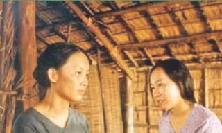 Chị Bé (bên phải) trong vai cô Hảo phim “Đời cát” 