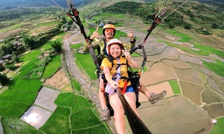 Du khách trải nghiệm dù lượn tại Tây Bắc