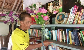 Một góc thư viện miễn phí của ông Được tại bãi giữa sông Hồng