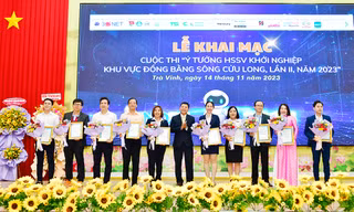PGS. TS. Nguyễn Minh Hòa, Hiệu trưởng Trường Đại học Trà Vinh, Chủ tịch Hội đồng Quản trị Mạng lưới hỗ trợ Học sinh sinh viên khởi nghiệp khu vực ĐBSCL tặng hoa cho đại biểu, đơn vị tại chung kết cuộc thi “Ý tưởng HSSV khởi nghiệp khu vực ĐBSCL, lần thứ 2 năm 2023" INNOBE 2023”