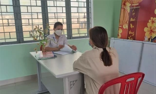 Phụ nữ bán dâm được cán bộ Cơ sở bảo trợ xã hội số 2 (huyện Hòa Vang, thành phố Đà Nẵng) tư vấn tâm lý