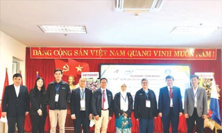 Lãnh đạo Trường chụp hình lưu niệm với Đoàn chuyên gia của AUN-QA
