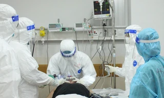 Y, bác sĩ đã bất chấp nguy hiểm đương đầu với đại dịch cứu người bệnh 