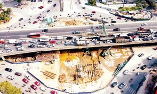 Toàn cảnh công trường hầm chui Lê Văn Lương đang thi công. Ảnh: Trọng Đảng