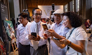 Trải nghiệm công nghệ thực tế tăng cường (AR) tại triển lãm “Vọng”. Ảnh: Thanh Ái - Hải Yến 