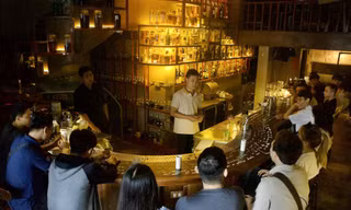 Anh Phạm Tiến Tiếp giảng dạy trong một khóa học đào tạo bartender