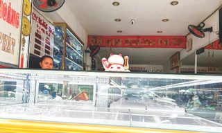 Một tiệm vàng mở cửa nhưng trong tủ trống trơn. Ảnh: U.P