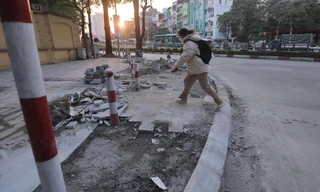 Nhếch nhác vỉa hè lát đá tuyến phố Nguyễn Chí Thanh (Đống Đa, Hà Nội). Ảnh: Duy Phạm