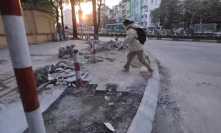 Nhếch nhác vỉa hè lát đá tuyến phố Nguyễn Chí Thanh (Đống Đa, Hà Nội). Ảnh: Duy Phạm