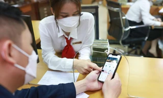 Từ ngày 1/7, người dân phải thêm bước sinh trắc học khi chuyển tiền 10 triệu đồng/lần. Ảnh: Như Ý