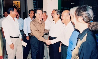 Chủ tịch UBND quận 12 Lê Hoài Trung (ngoài cùng bên trái) tháp tùng Thủ tướng Phan Văn Khải tiếp xúc cử tri