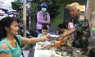 Quán cháo 1.000 đồng của ông Minh phục vụ đa số công nhân, người lao động. Ảnh: U.P