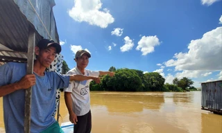 Anh Mai Văn Hùng (áo trắng) và anh Ngô Văn Sẹn chỉ tay về nơi vừa diễn ra cuộc trốn chạy kinh hoàng ẢNH: KIM HÀ