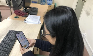 Sổ liên lạc điện tử chủ yếu chỉ để thông báo điểm. Ảnh: LƯU TRINH