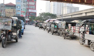 Xe ba bánh dừng đỗ tràn lan cả hai bên đường tại Cầu Dậu – Vành đai 3