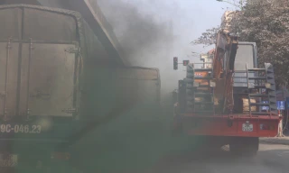 Đường phố Hà Nội ngập chìm trong khói bụi. Ảnh: Như Ý