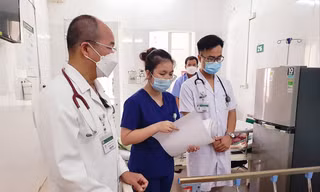 TS. Đỗ Duy Cường, Trung tâm Bệnh nhiệt đới khám cho bệnh nhân mắc SXH