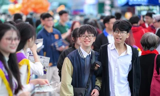 Thí sinh đến tìm hiểu thông tin tuyển sinh năm 2025. Ảnh: NAM TRẦN