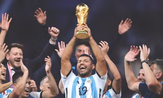 Aguero nâng Cúp vô địch thế giới như một cầu thủ trong đội. Ảnh: Getty Images