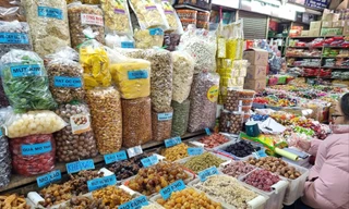 Mặt hàng mứt tết, bánh kẹo giảm giá trước Tết. Ảnh: Ngọc Mai