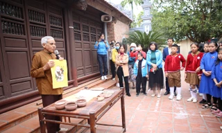 Học sinh tham quan làng tranh Đông Hồ. Ảnh: Nguyễn Thắng