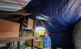 Ông Võ Văn Hội và người thân ở trong ngôi nhà cổ xuống cấp nhiều năm nay