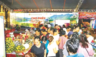 Phiên chợ vùng cao Hòa Bình thu hút hàng nghìn lượt khách