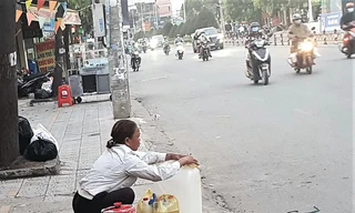 Người bán xăng lẻ xuất hiện trên đường phố Biên Hòa (Ðồng Nai). Ảnh chụp ngày 19/10 trên đường Ðồng Khởi, TP Biên Hòa. Ảnh: Mạnh Thắng