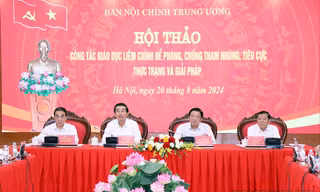 Hội thảo khoa học “Công tác giáo dục liêm chính để phòng, chống tham nhũng, tiêu cực, thực trạng và giải pháp” thuộc Đề án trình Bộ Chính trị ban hành Chỉ thị về tăng cường sự lãnh đạo của Đảng đối với công tác giáo dục liêm chính. Ảnh: PV