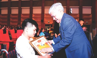 Ông Đỗ Văn Chiến, Bí thư T.Ư Đảng, Chủ tịch Ủy ban T.Ư MTTQ Việt Nam trao khen thưởng gương thanh niên khuyết tật tiêu biểu. Ảnh: Xuân Tùng
