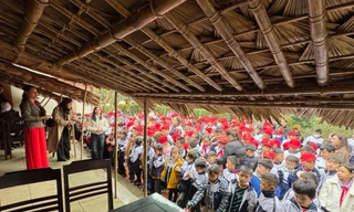 Các cháu thiếu nhi dâng hương và báo công lên Đại tướng Võ Nguyên Giáp