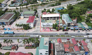 Khu đất vàng (dấu x) thuộc trung tâm thị trấn Cẩm Xuyên (huyện Cẩm Xuyên), từ năm 2015 được UBND tỉnh Hà Tĩnh giao cho doanh nghiệp không qua đấu giá