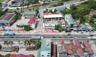 Khu đất vàng (dấu x) thuộc trung tâm thị trấn Cẩm Xuyên (huyện Cẩm Xuyên), từ năm 2015 được UBND tỉnh Hà Tĩnh giao cho doanh nghiệp không qua đấu giá