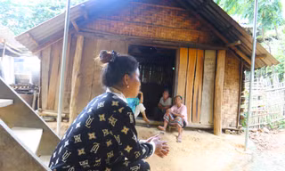Ốc Thị Hiền ngồi nép mình bên cầu thang nhà sàn nhớ lại hơn 4.000 ngày “sa cơ lỡ bước”