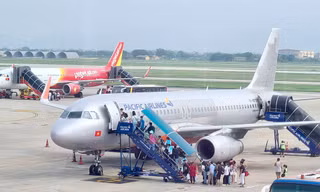 Khách đi lại dịp Quốc khánh 2/9 khó đột biến, nhưng giá vé máy bay, vé tàu vẫn tăng. Ảnh: H.Việt