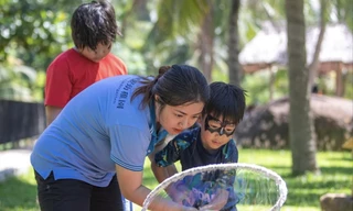 Bé Momo, con trai anh Phan Hải Tùng Lâm sống tại TP Đà Nẵng, tham gia hoạt động trải nghiệm