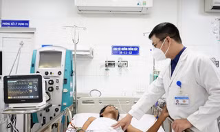 Bệnh nhân ngộ độc rượu methanol được điều trị tại Bệnh viện Nhân Dân Gia Định. Ảnh: Vân Sơn