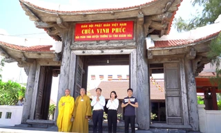 Trước cổng chùa trên đảo Phan Vinh, thứ 2 từ trái qua là Hoà thượng Thích Thanh Nhiễu - Phó Chủ tịch thường trực Hội đồng Trị sự Giáo hội Phật Giáo Việt Nam, thứ 3 từ trái qua là ông Nguyễn Văn Trường - Giám đốc Doanh nghiệp XD Xuân Trường, đơn vị được cấp phép và phát tâm tôn tạo 9 ngôi chùa trên 9 đảo ở Trường Sa 