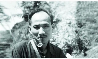 Nhà văn Nguyễn Tuân với cái tẩu. Ảnh: Tư liệu