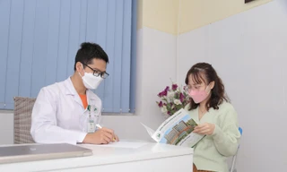 Bác sĩ khám, tư vấn cho bệnh nhân hậu COVID-19 tại BV Ða khoa Ðức Giang