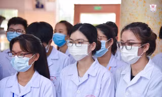 Ðể được hành nghề, các sinh viên tốt nghiệp Y khoa còn phải trải qua một kỳ thi nữa để được cấp chứng chỉ