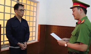 Công an tống đạt quyết định khởi tố bị can đối với ông Đinh Trường Chinh