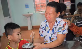 Bà Hường trong lần cho trẻ ăn sáng 